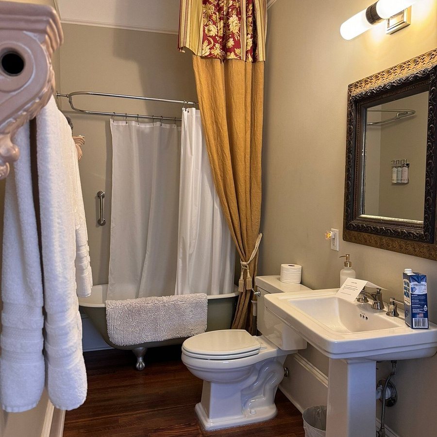 Sweet Biscuit Inn Bed and Breakfast — Bathroom