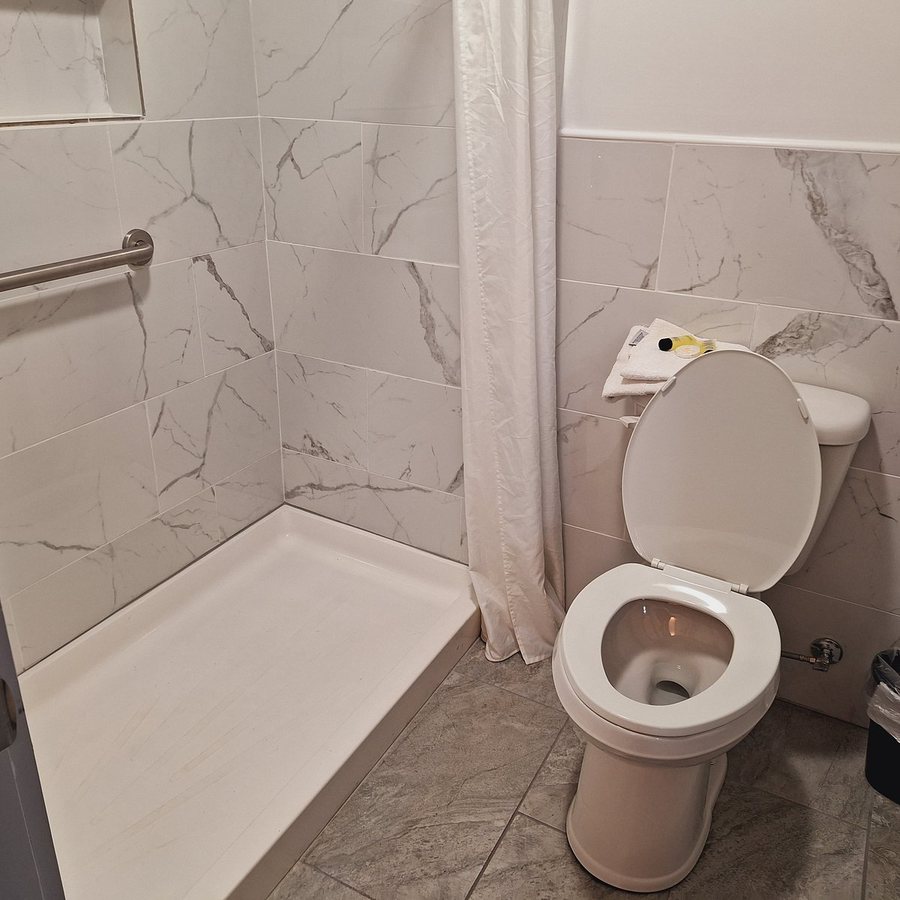 Swell Motel — Bathroom