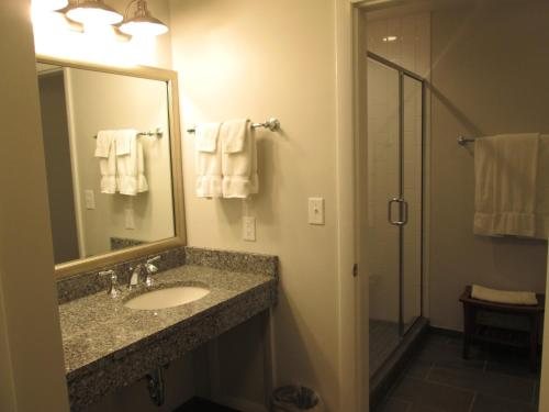 Swift House Inn — Bathroom