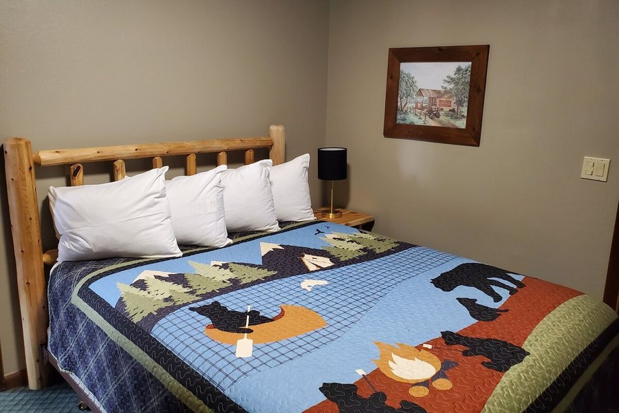 Swiftcurrent Lodge and Cottages on the River — Guest room