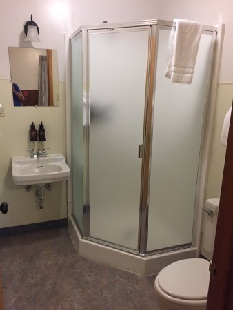 Swiftcurrent Motor Inn and Cabins — Bathroom
