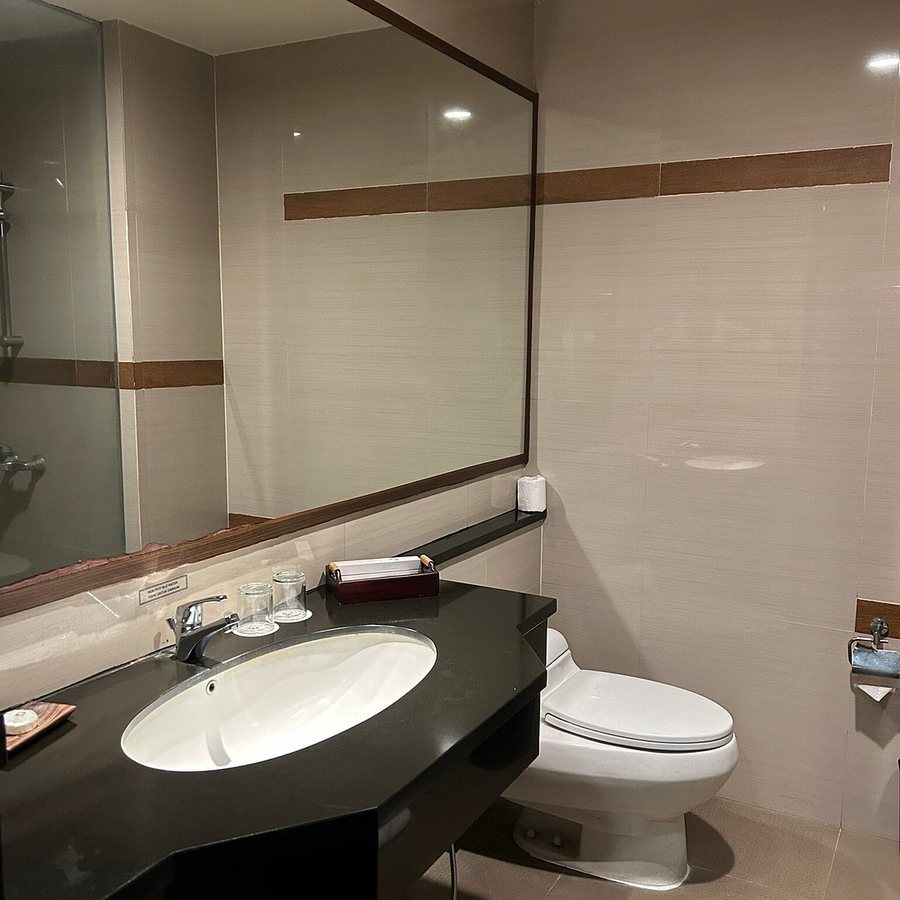Swiss Belhotel Rainforest — Bathroom