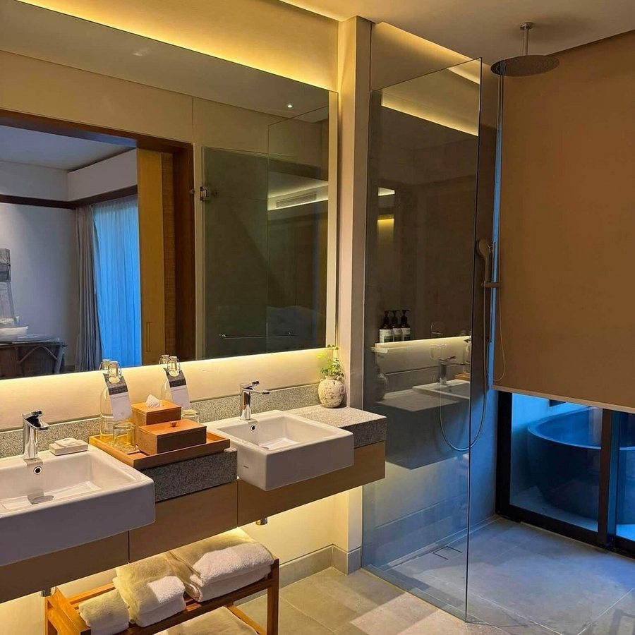 Swiss belresort Belitung — Bathroom