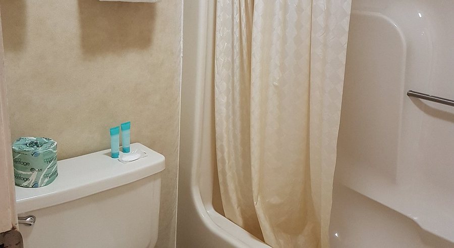 Swiss Village Inn — Bathroom
