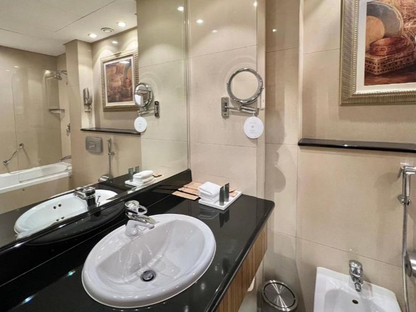 Swissotel Al Murooj Dubai — Bathroom