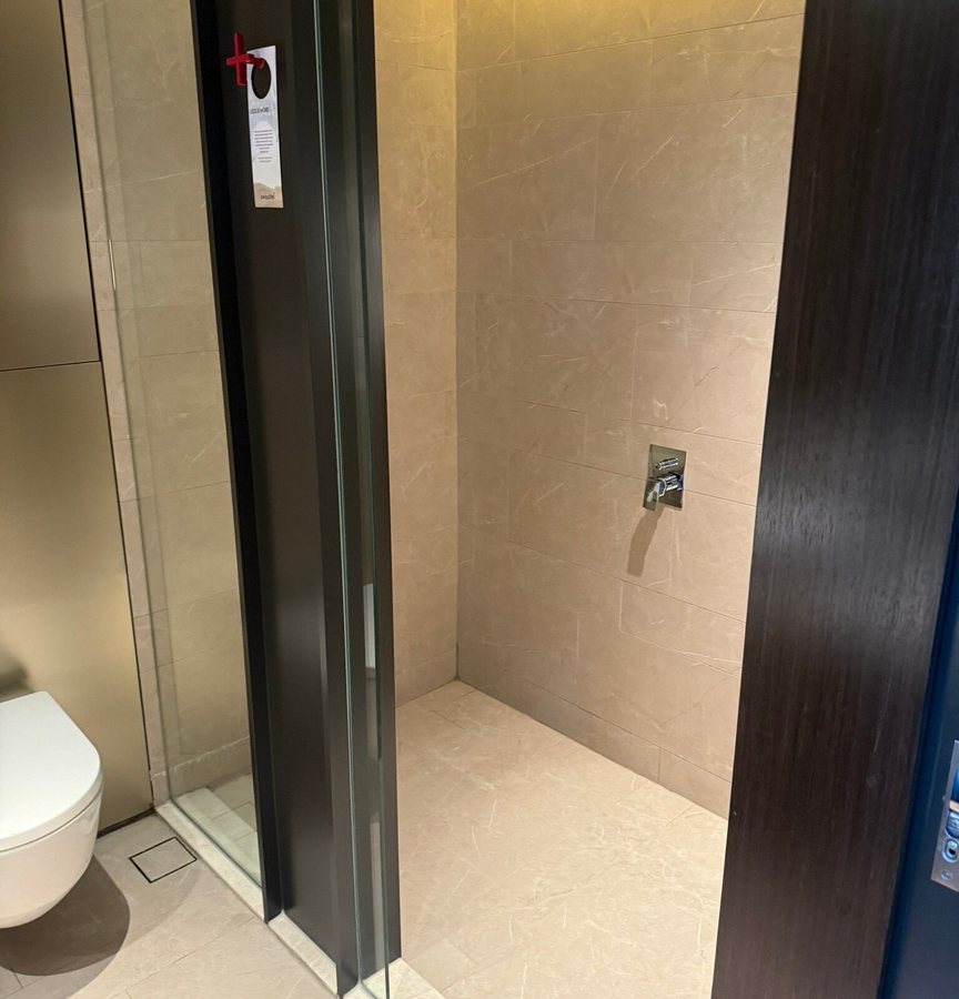 Swissotel The Stamford Singapore — Bathroom