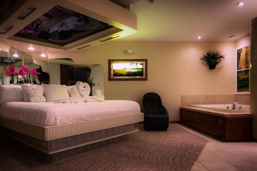 Sybaris Indianapolis — Guest room
