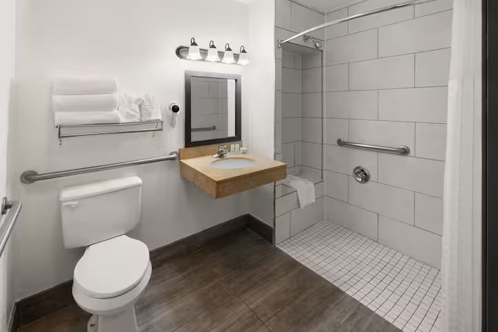 SYLO Hotel Denver Airport a Ramada by Wyndham — Bathroom