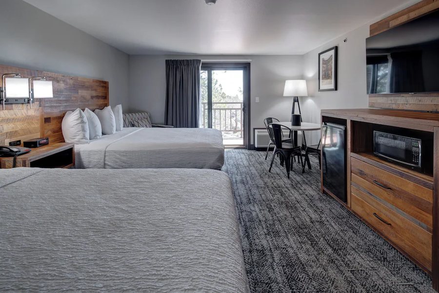 Sylvan Lake Lodge — Guest room