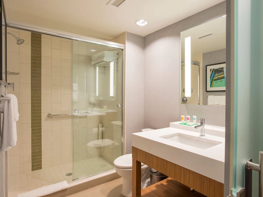 Symphony Hotel — Bathroom