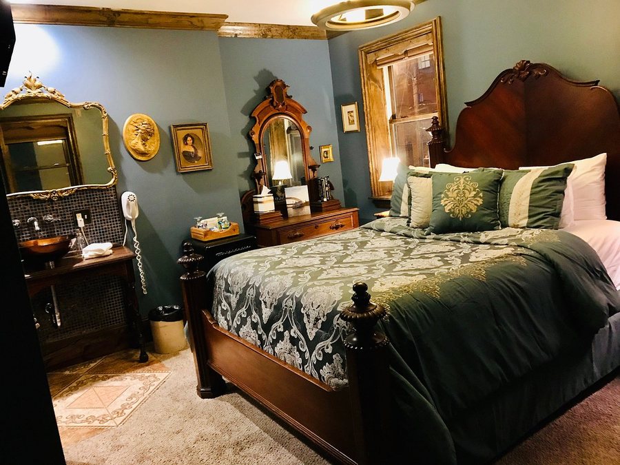 Symphony Hotel — Guest room