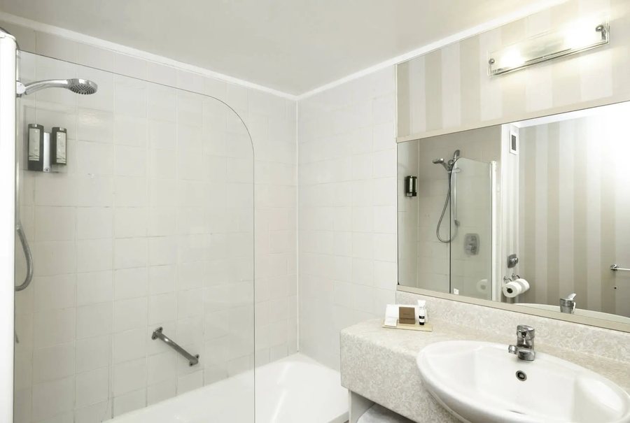 Taawaki Inn — Bathroom