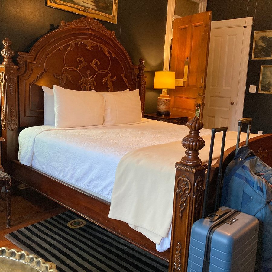 Tabard Inn — Guest room