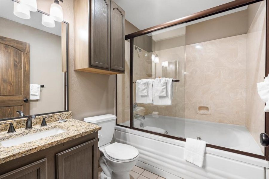 Table Rock Resorts Indian Point — Bathroom