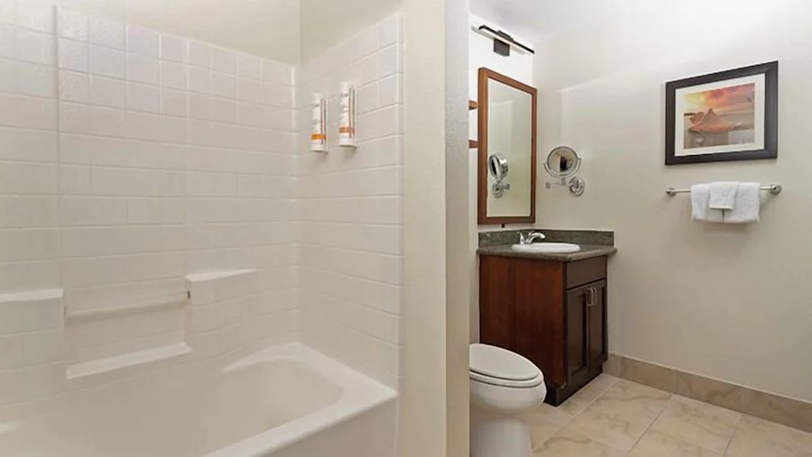 Tahiti Village Las Vegas Nevada — Bathroom