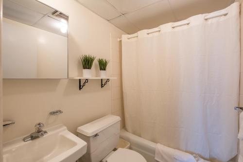 Tahitian Inn Hotel — Bathroom