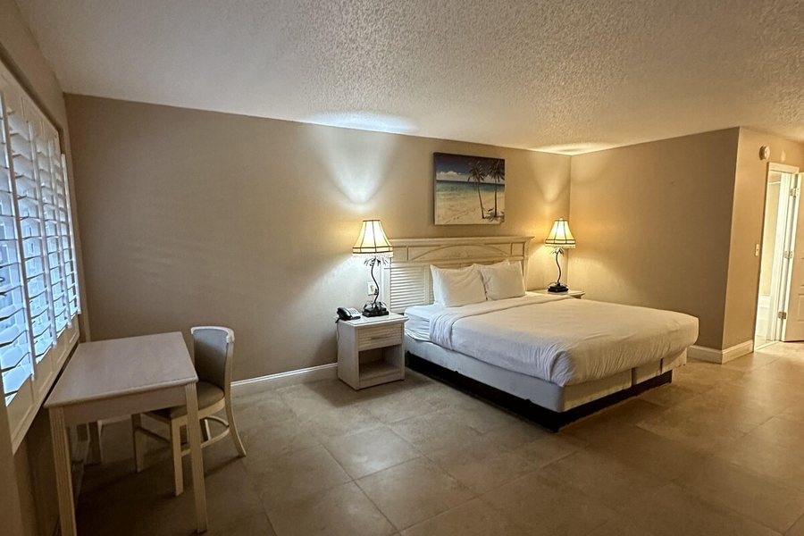 Tahitian Inn Hotel — Guest room