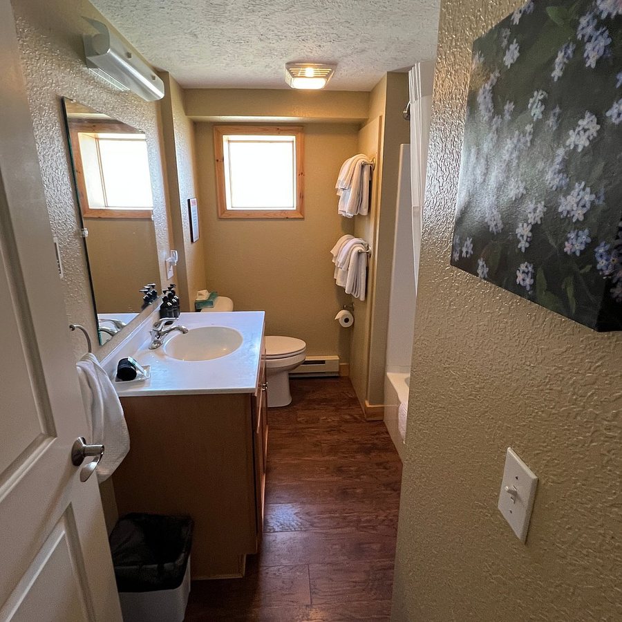 Tahquamenon Suites Lodging — Bathroom
