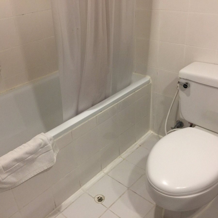 Tai Pan Hotel — Bathroom