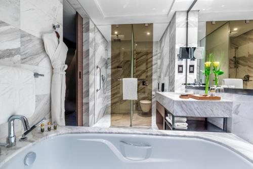 Taj Jumeirah Lakes Towers — Bathroom
