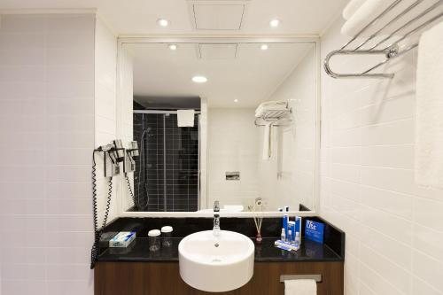 Taksim Bosphorus Hotel Istanbul — Bathroom