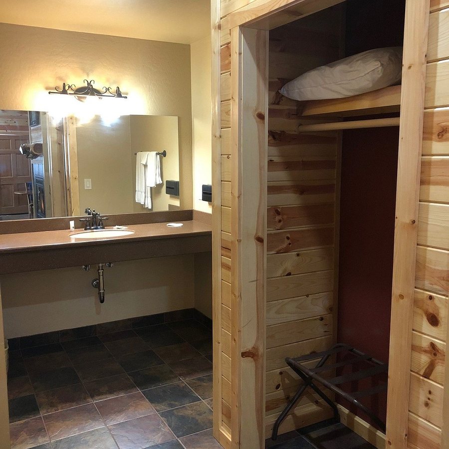 Tal WI WI Lodge — Bathroom