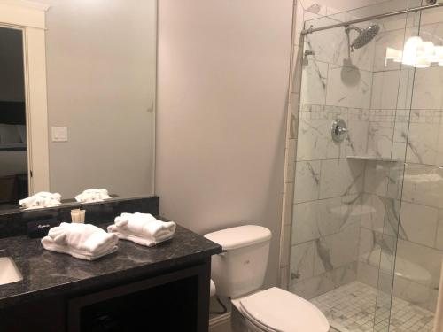 Talbott Tavern and Inn — Bathroom