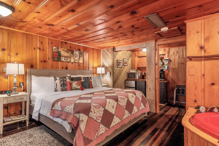 Tall Pines Inn — Guest room