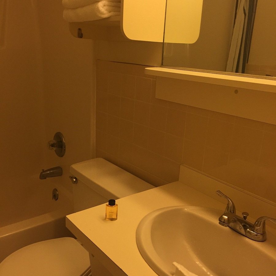 Tall Pines Motel — Bathroom