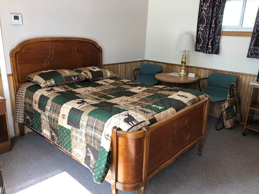 Tall Pines Motel — Guest room
