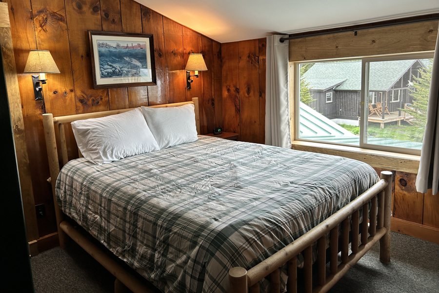 Tall Timber Lodge — Guest room