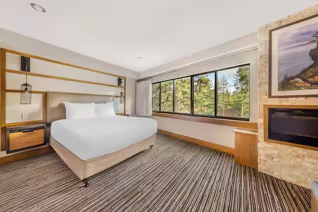 Tamarack Lodge — Guest room