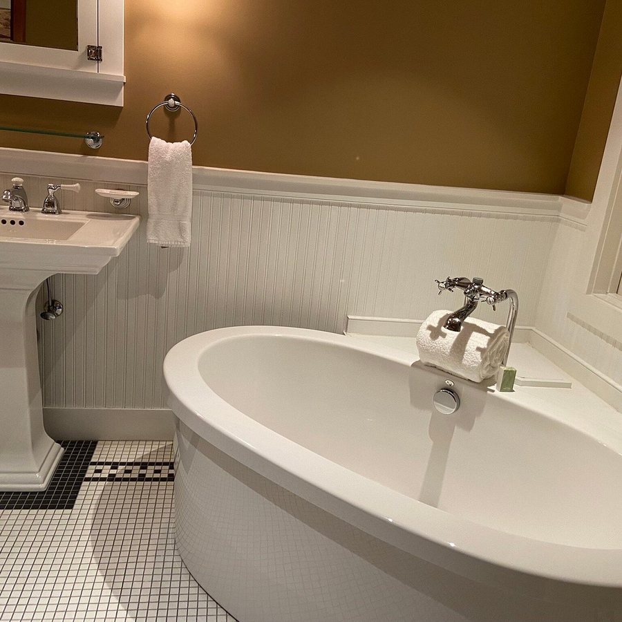 Tamarack Lodge — Bathroom