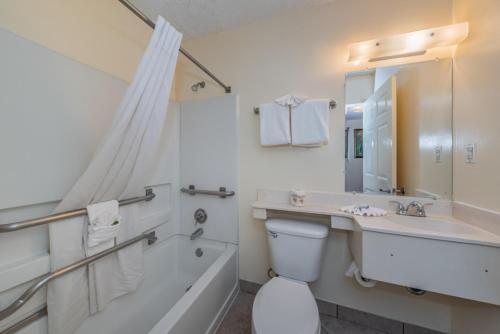 Tampa Bay Extended Stay Hotel — Bathroom