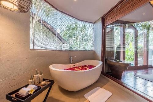 TanaDewa Resort Ubud Bali By Cross Collection — Bathroom