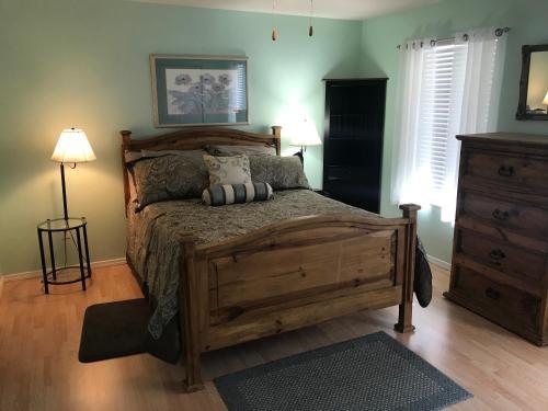 Taneycomo Lakefront Resort and RV Park — Guest room
