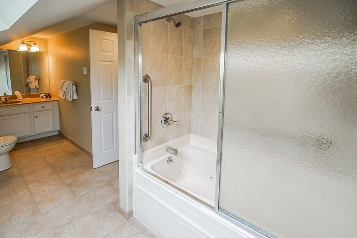 Tanglwood Resort — Bathroom