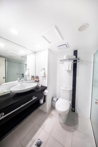 Tanoa Waterfront Hotel Lautoka — Bathroom