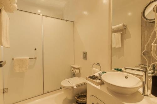 Tanoak Hotel — Bathroom