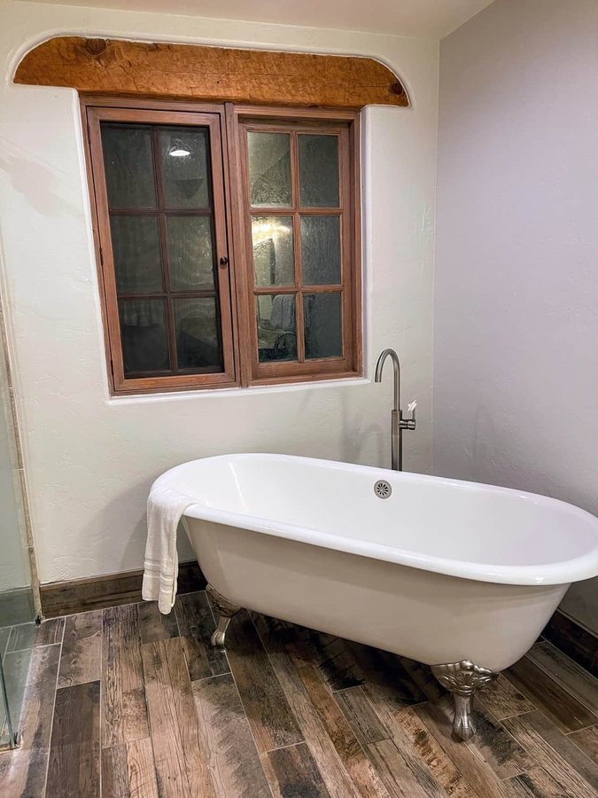 Tanque Verde Ranch — Bathroom
