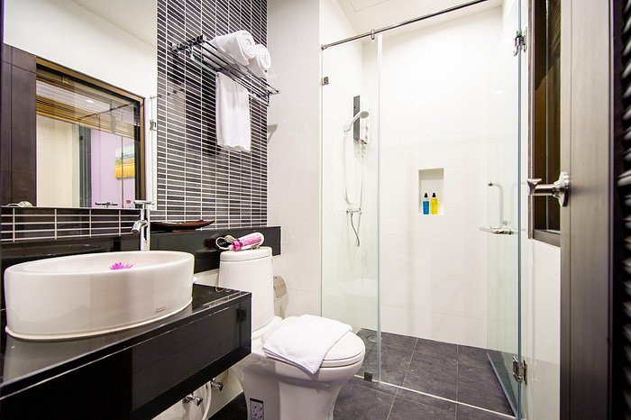 TARA Bangkok Riverside — Bathroom