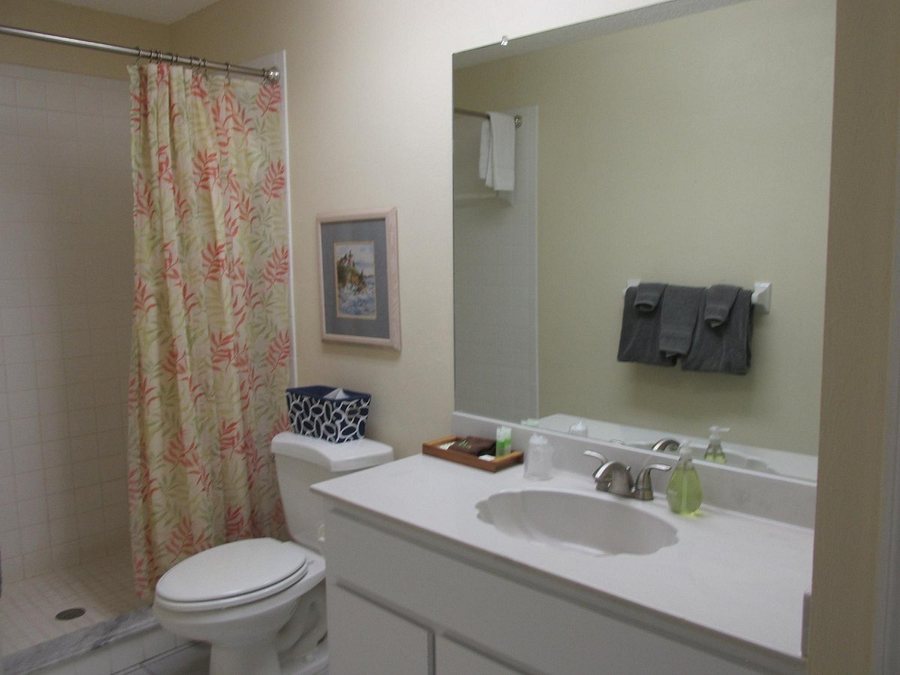 Tarpon Tale Inn — Bathroom