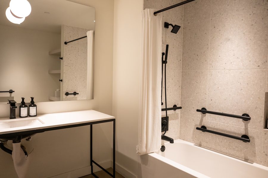 Tarzana Inn Los Angeles California — Bathroom