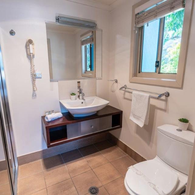 Tasman Holiday Parks Rollingstone — Bathroom