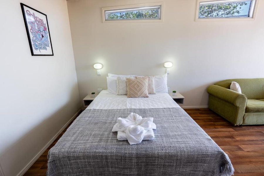 Tasman Holiday Parks Rollingstone — Guest room