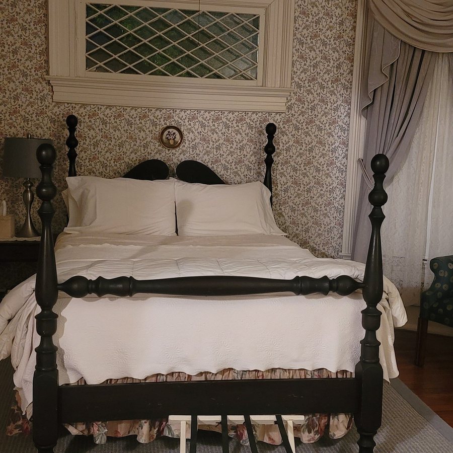 Taylor House Inn — Guest room