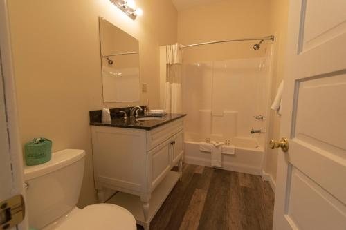 Tea Island Resort — Bathroom