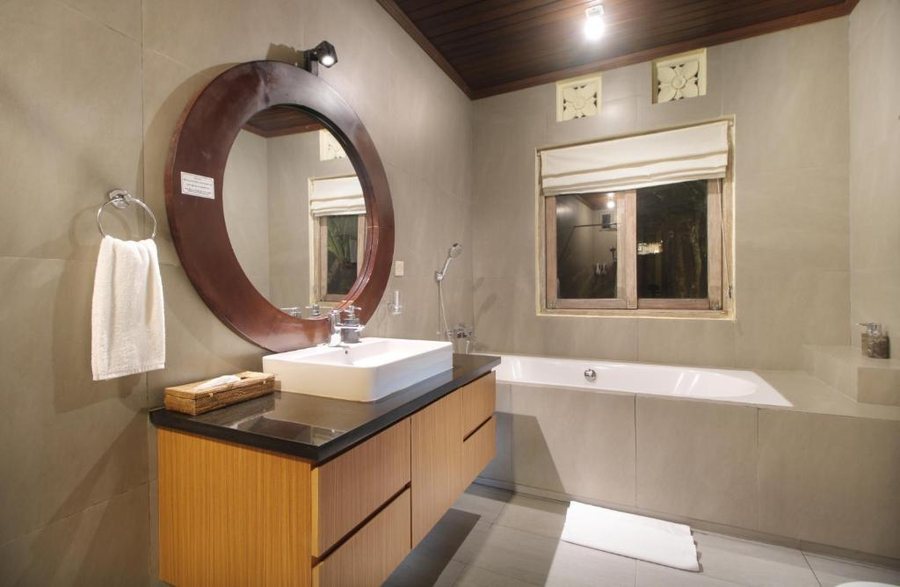 Tegal Sari Accommodation — Bathroom