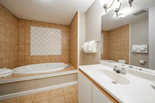 Telemark Northwoods Lodging — Bathroom