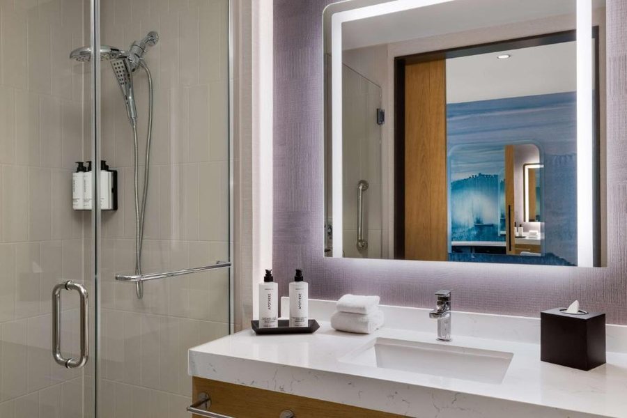 Tempo by Hilton Louisville Downtown NuLu — Bathroom